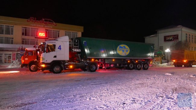 З Володимира-Волинського цілу ніч спецтехнікою вивозили сніг. ФОТО. ВІДЕО