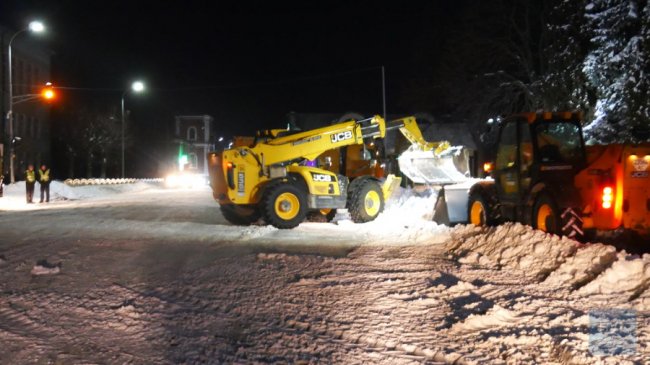 З Володимира-Волинського цілу ніч спецтехнікою вивозили сніг. ФОТО. ВІДЕО