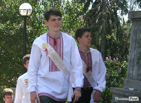 Як луцькі випускники гуляли останній дзвоник