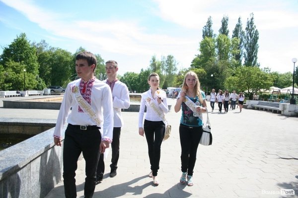 Як луцькі випускники гуляли останній дзвоник
