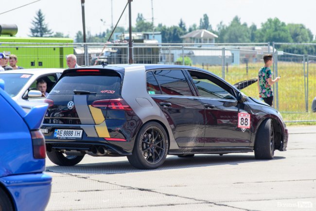 У Луцьку стартували видовищні змагання дрег-рейсерів. ФОТО