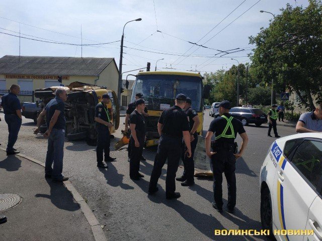 Автомобіль газової служби летів у повітрі: розповіли деталі подвійної аварії у Луцьку. ФОТО