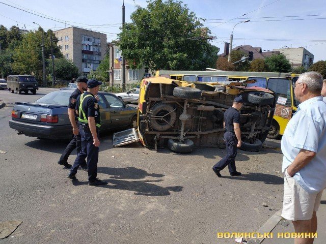 Автомобіль газової служби летів у повітрі: розповіли деталі подвійної аварії у Луцьку. ФОТО