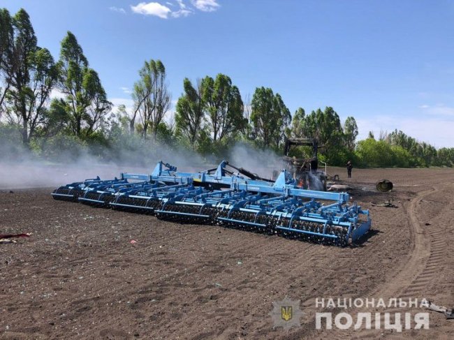 На Харківщині окупанти з літака обстріляли трактор, який працював у полі: водій тяжко поранений