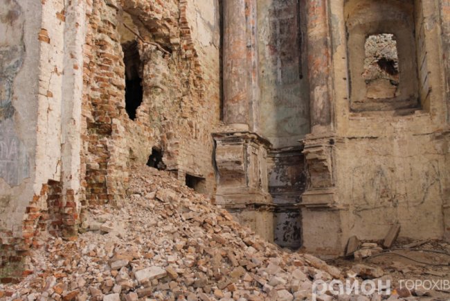 Ця стіна ось-ось розвалиться