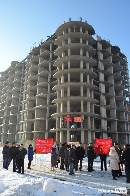 Луцький довгобуд: вкладники волають про допомогу і пишуть листа найбагатшим українцям. ФОТО