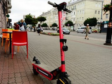 У Луцьку пропонують заборонити їздити на самокатах проїжджою частиною 