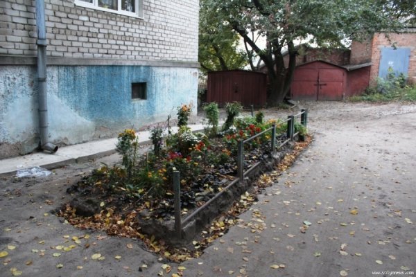 Мешканці багатоповерхівок у центрі Луцька скаржаться на розруху в дворі. ФОТО