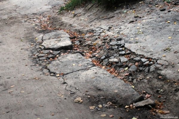 Мешканці багатоповерхівок у центрі Луцька скаржаться на розруху в дворі. ФОТО