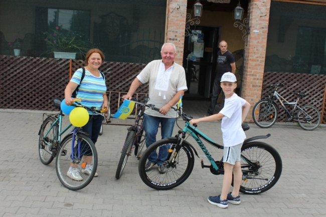 Велосипедисти із Підгайцівської громади проїхали півсотні кілометрів до Дня Прапора. ФОТО