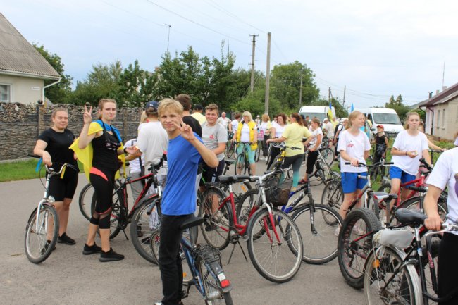 Велосипедисти із Підгайцівської громади проїхали півсотні кілометрів до Дня Прапора. ФОТО