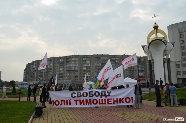 Янукович в Луцьку: опозиція мітингує. ФОТО