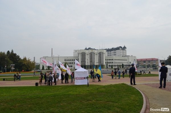 Янукович в Луцьку: опозиція мітингує. ФОТО