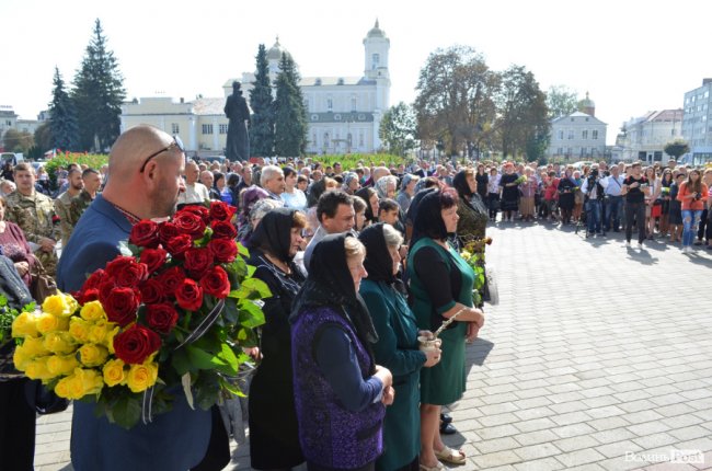 «Був сміливим, добрим і завжди допомагав»: у Луцьку попрощалися з Героєм Юрієм Лавренчуком. ФОТОРЕПОРТАЖ