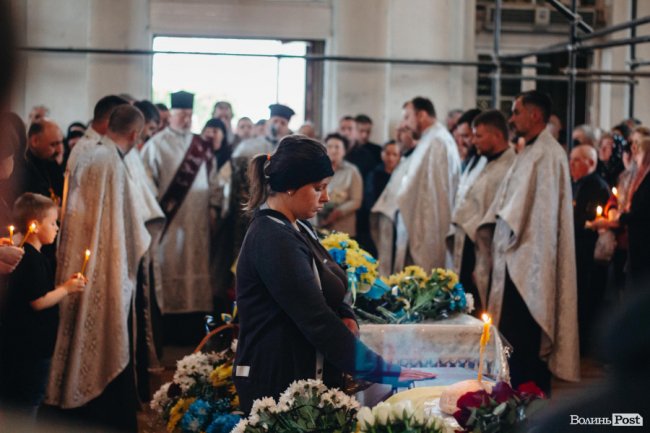 «Він нагадував атланта»: у Луцькому районі попрощалися з Героєм Тарасом Михном 