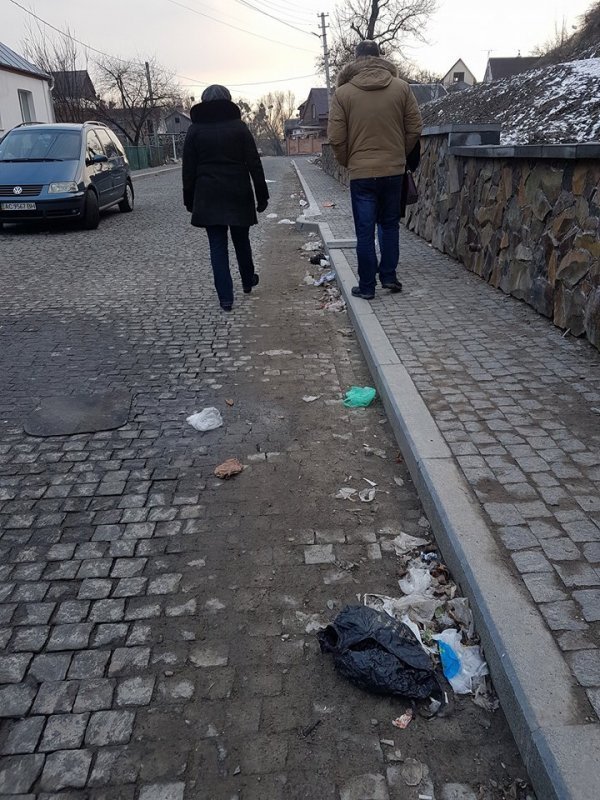 Лучани загидили доріжку біля замку