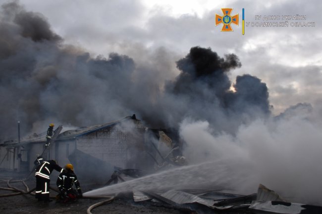 Вогонь гасили понад 20 рятувальників: оприлюднили фото та відео пожежі під Луцьком