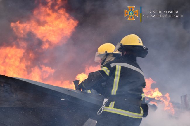 Вогонь гасили понад 20 рятувальників: оприлюднили фото та відео пожежі під Луцьком