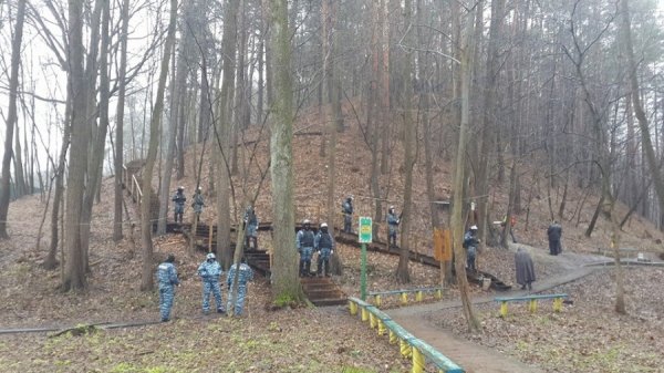 Прочан під Межигір'ям не пускали КамАЗи і правоохоронці. ФОТО