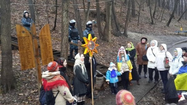 Прочан під Межигір'ям не пускали КамАЗи і правоохоронці. ФОТО