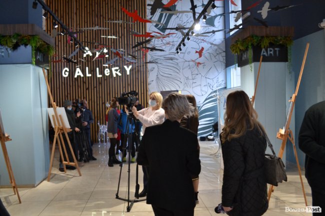У Луцьку відкрили фотовиставку про «нечоловічі» та «нежіночі» професії. ФОТО