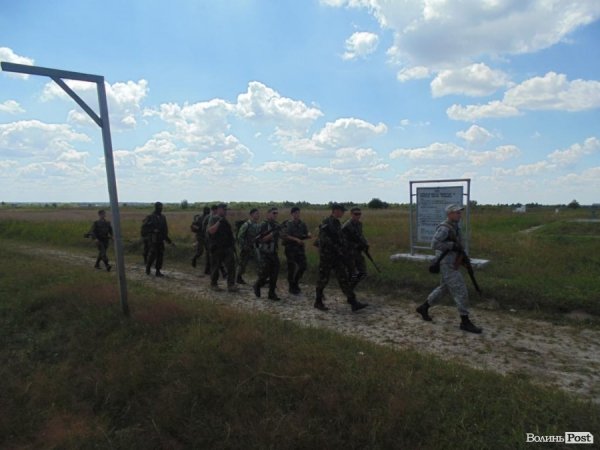 Волинським посадовцям показали солдатське життя. ФОТО