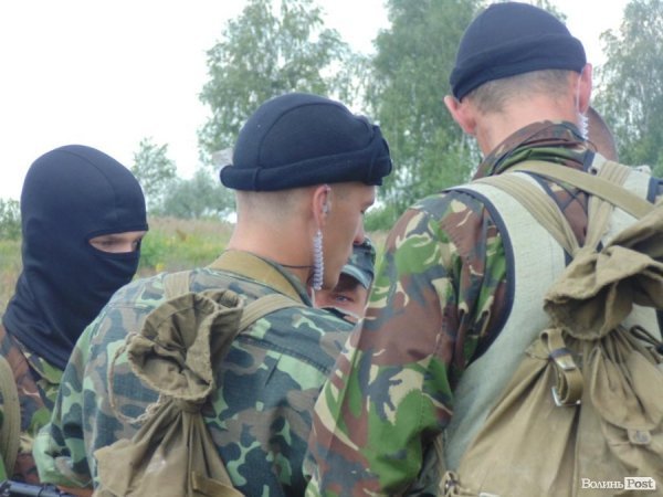 Волинським посадовцям показали солдатське життя. ФОТО