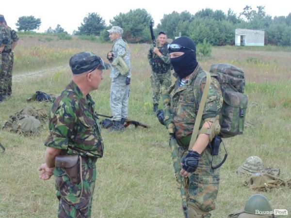 Волинським посадовцям показали солдатське життя. ФОТО