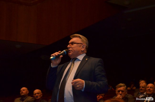 Нагороди, квіти, поцілунки: як у Луцьку театрали відзначали професійне свято. ФОТО