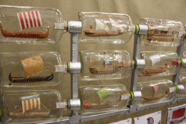 З дурману та шкірки банану: волинянин виготовляє унікальні кораблі у пляшечках. ФОТО