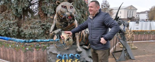 У центрі Луцька встановили новорічні ковані фігури. ВІДЕО