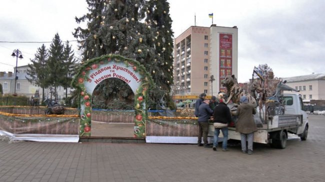 У центрі Луцька встановили новорічні ковані фігури. ВІДЕО