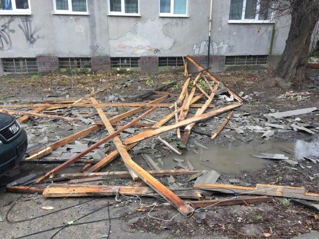 У Луцьку дах будинку впав на автівку. ФОТО