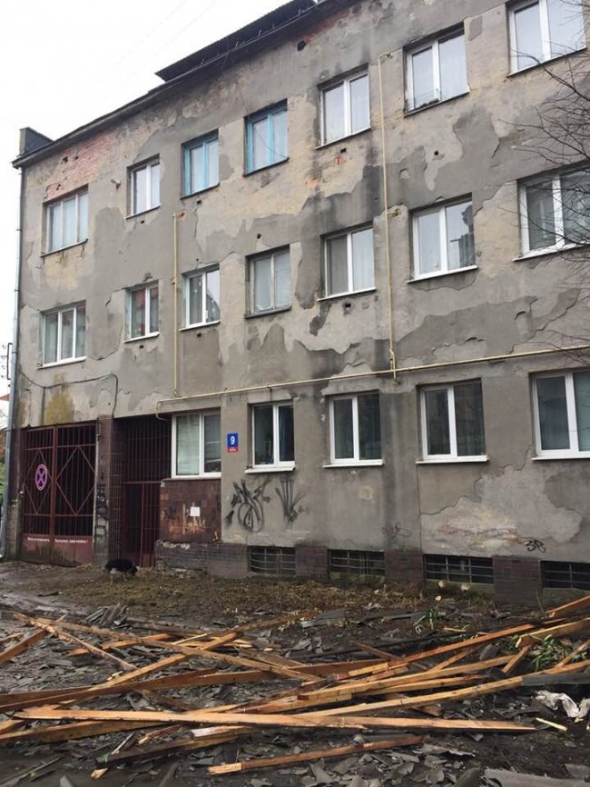 У Луцьку дах будинку впав на автівку. ФОТО