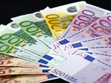 На Волинській митниці у підприємливого українця виявили 11 тисяч євро