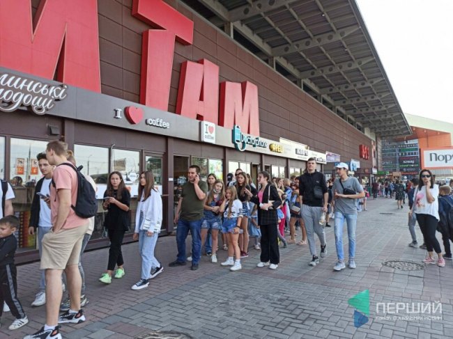 До луцького «МакДональдзу» – довжелезні черги