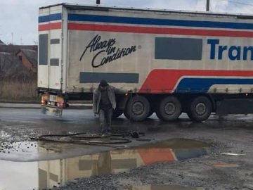 На одній з вулиць Луцька посеред дороги незаконно зливали нечистоти. ФОТО