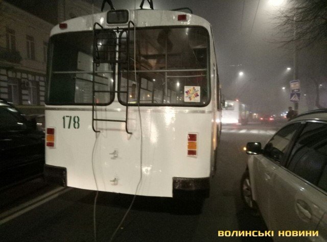 У центрі Луцька автомобіль Subaru врізався у тролейбус. ФОТО