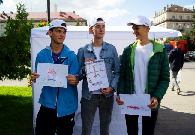 «Набираємо обертів»: чому працівники «Кромберг енд Шуберт Україна Лу» вийшли у центр Луцька з наметом*