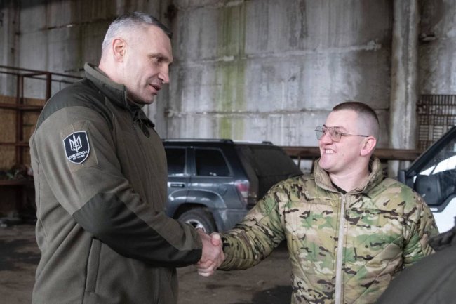 Віталій Кличко відвіз чергову партію допомоги захисникам на передову – дрони, РЕБ, броньовик