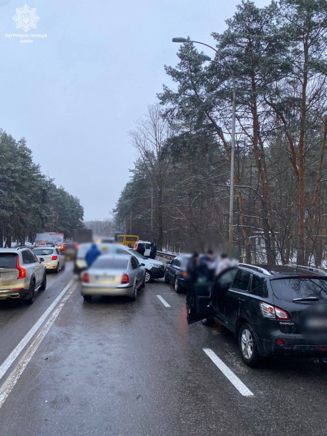 У Києві – аварія за участю 13 автомобілів. Поліція показала фото