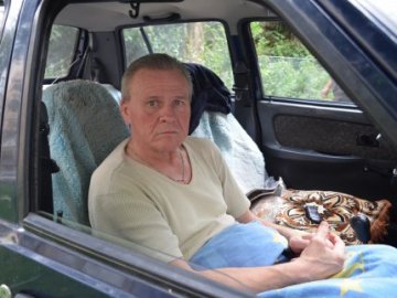 Лучанин, якого вигнали з дому, досі живе у машині. ВІДЕО
