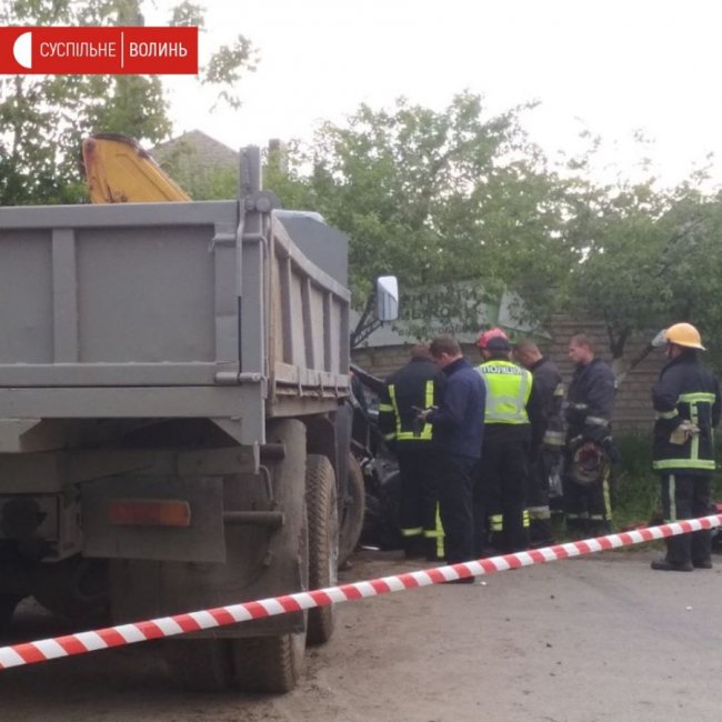 Поблизу Луцька КамАЗ в'їхав у легковик: двох людей рятувальники витягли з авто. ФОТО