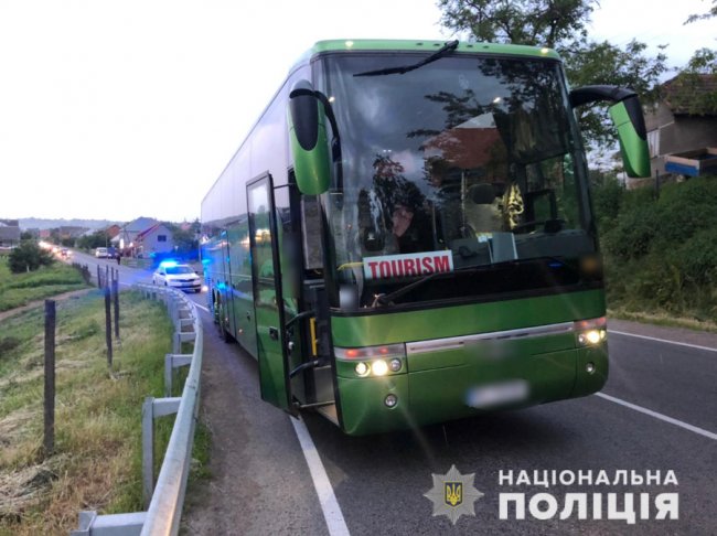 На Закарпатті туристичний автобус на смерть збив молодого чоловіка