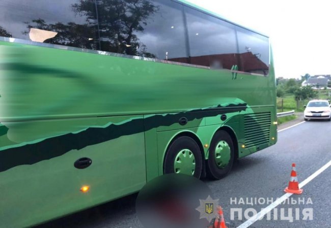 На Закарпатті туристичний автобус на смерть збив молодого чоловіка
