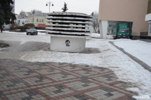 Луцьк «забомбили» «простріленим Януковичем». ФОТО