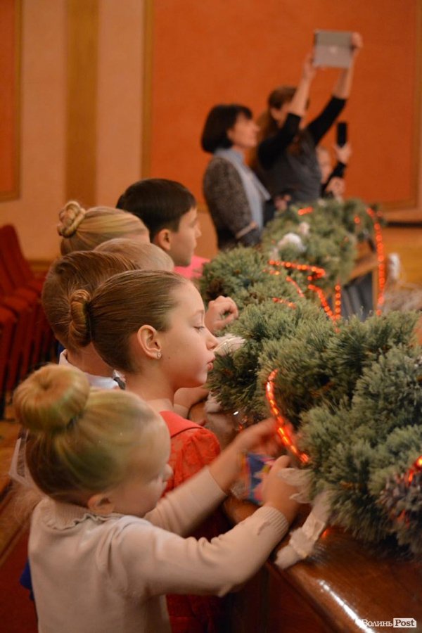 Луцьку сцену запалювали «різдвяні зірочки». ФОТО. ВІДЕО