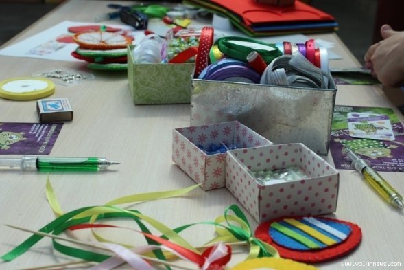 Як у Луцьку вчили робити великодні яйця з фетру. ФОТО