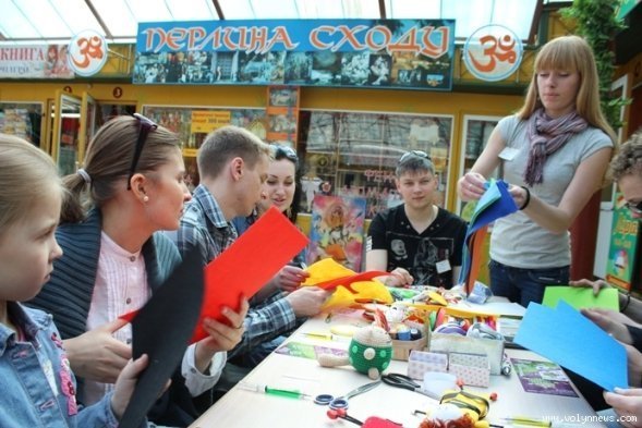Як у Луцьку вчили робити великодні яйця з фетру. ФОТО