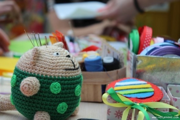 Як у Луцьку вчили робити великодні яйця з фетру. ФОТО